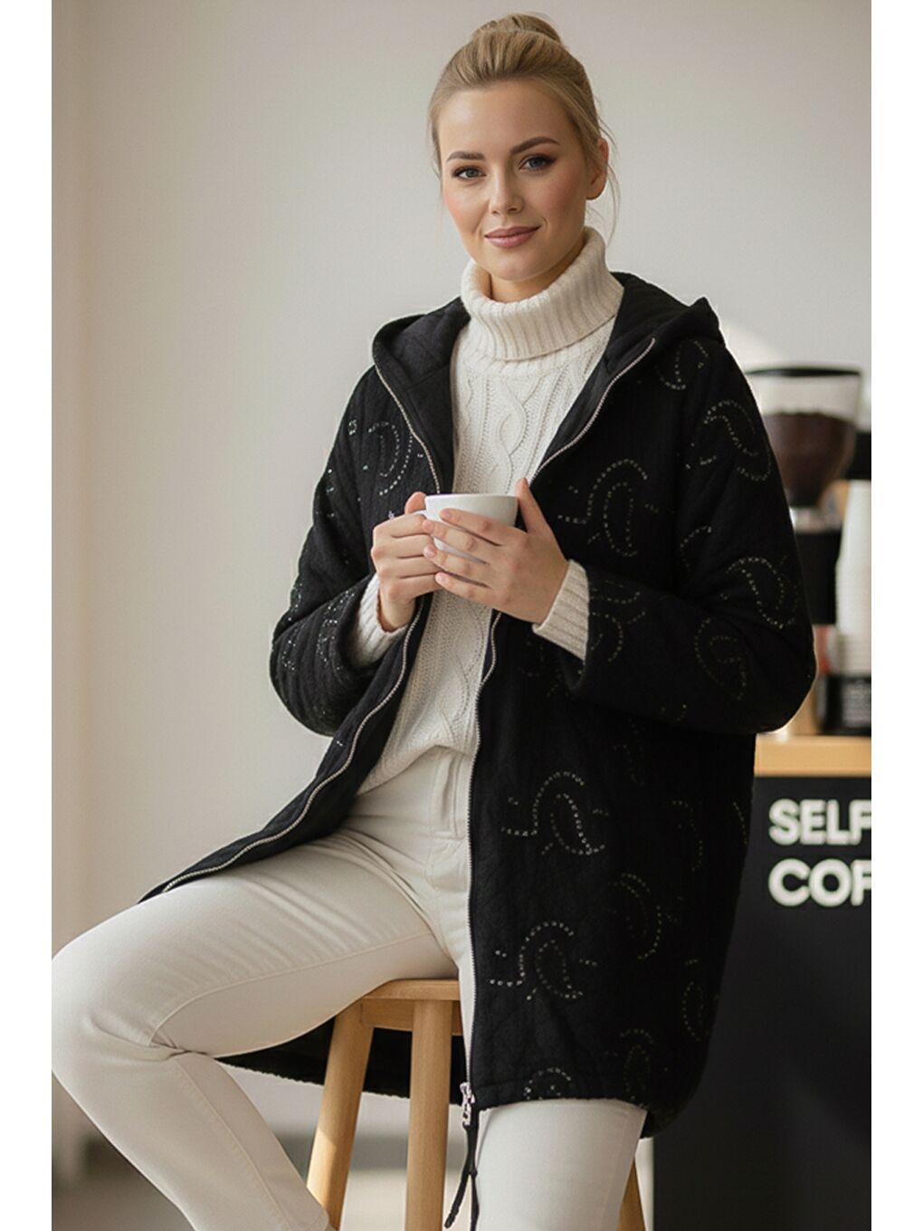 İtalyan Siyah Kapüşonlu Uzun Kol Fermuarlı Pul Payetli Allover Nakışlı Kapitone Dokuma Ceket 75 65