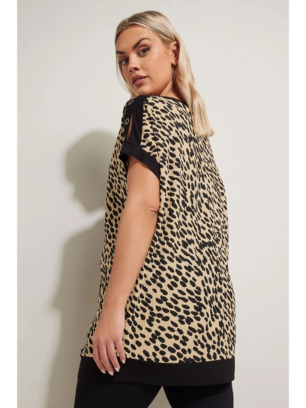 Kahverengi Büyük Beden Leopar Desenli Kuş Gözü Detaylı T-shirt 304086-4