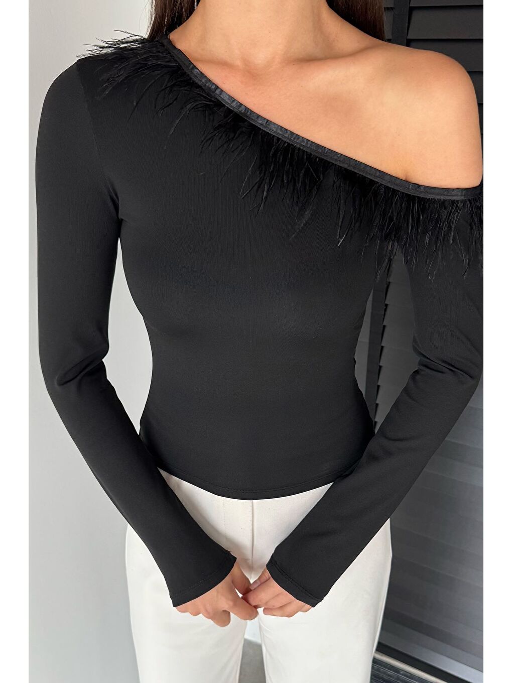 Siyah Kadın Omuz Dekolteli Ön Tüylü Elastanlı Bluz-1