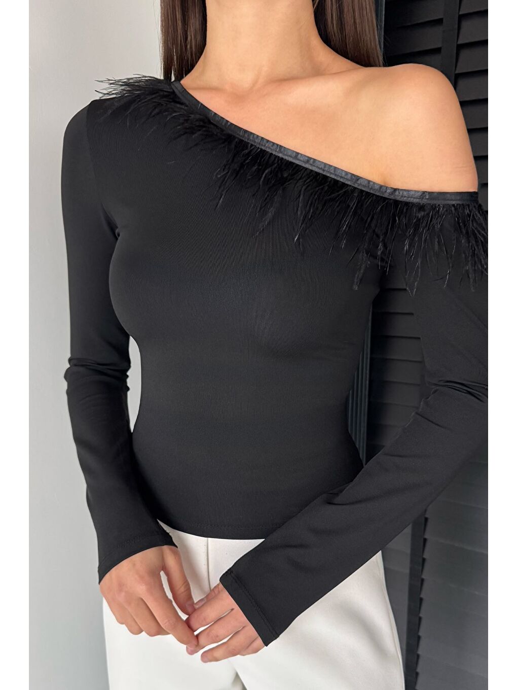 Siyah Kadın Omuz Dekolteli Ön Tüylü Elastanlı Bluz-2