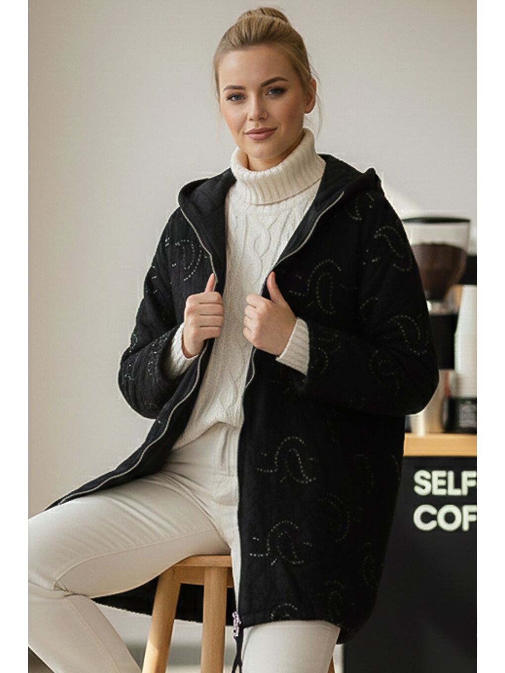 İtalyan Siyah Kapüşonlu Uzun Kol Fermuarlı Pul Payetli Allover Nakışlı Kapitone Dokuma Ceket 75 65-2