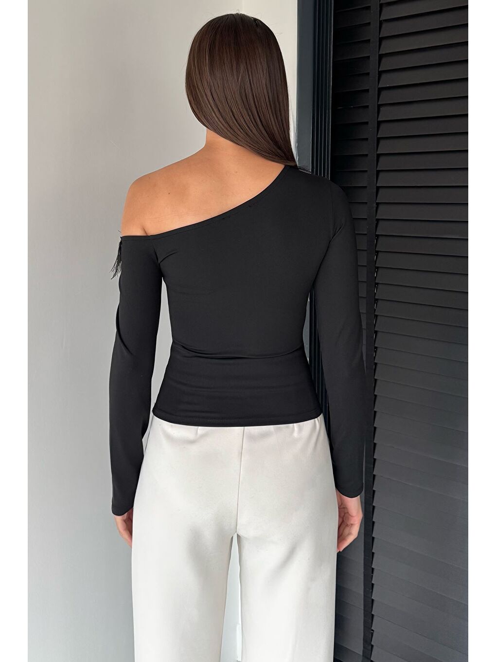 Siyah Kadın Omuz Dekolteli Ön Tüylü Elastanlı Bluz-3