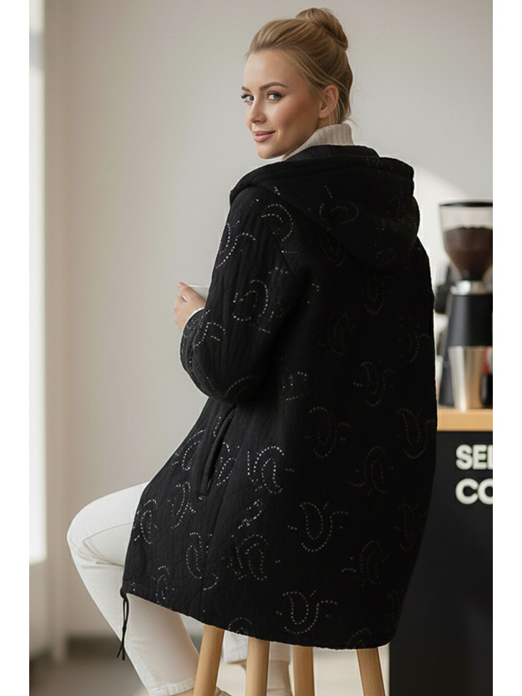 İtalyan Siyah Kapüşonlu Uzun Kol Fermuarlı Pul Payetli Allover Nakışlı Kapitone Dokuma Ceket 75 65-3