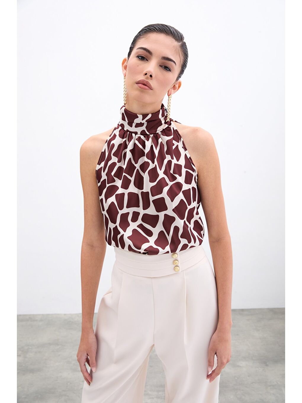 Boğazlı Kolsuz Bluz - Bej-Kahve