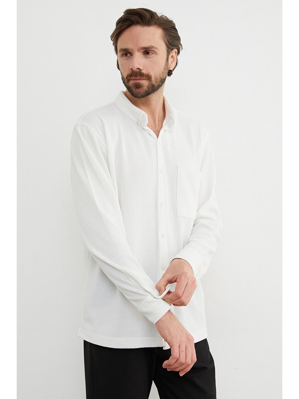 Beyaz Jakarlı Tek Cepli Gömlek-1