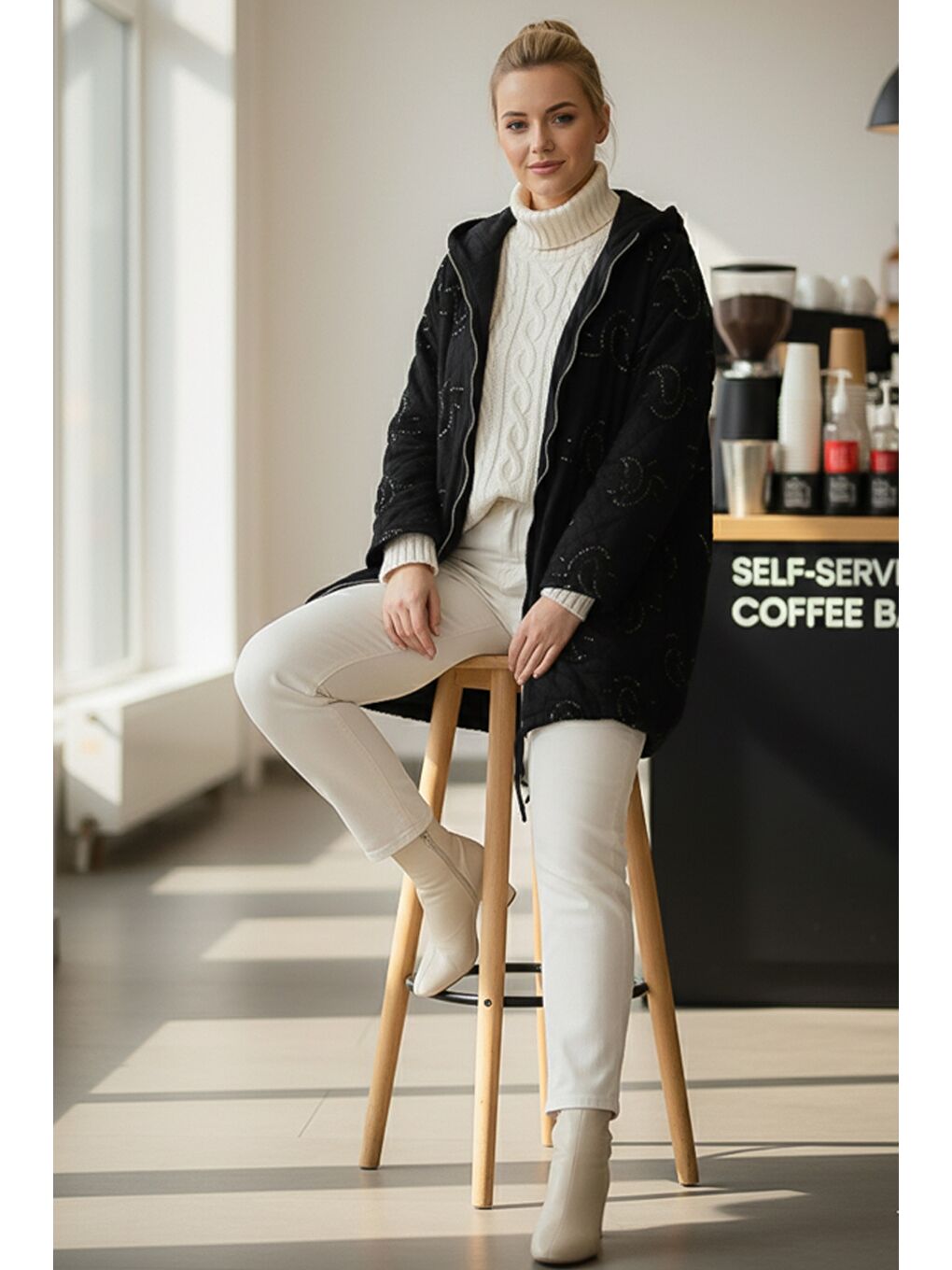 İtalyan Siyah Kapüşonlu Uzun Kol Fermuarlı Pul Payetli Allover Nakışlı Kapitone Dokuma Ceket 75 65-5