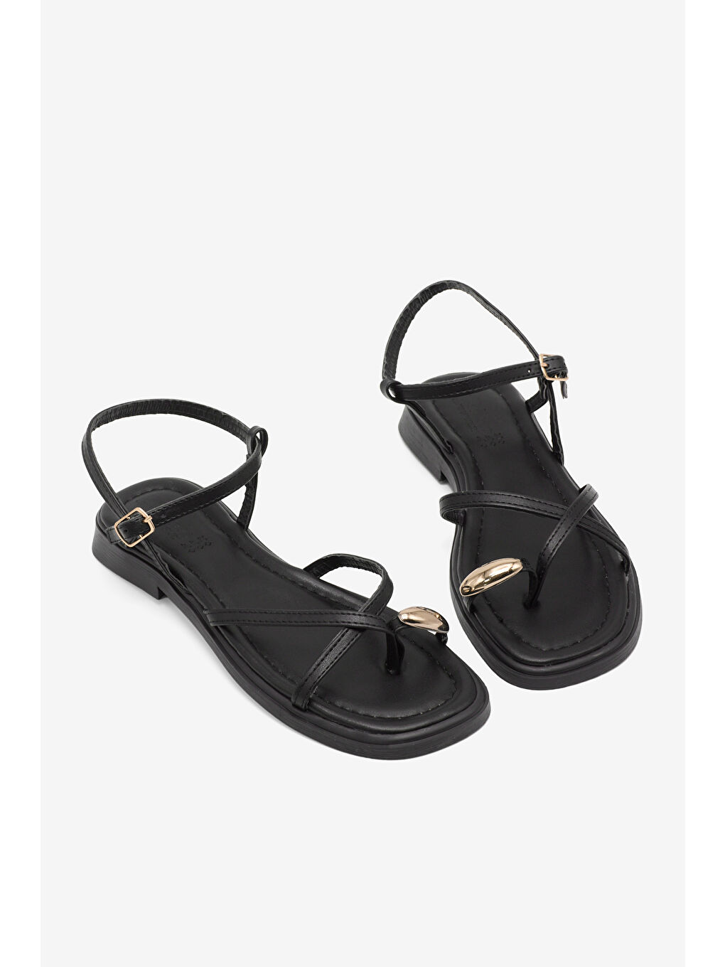 Kadın Siyah Rahat Kalıp Yüzük Detaylı Çapraz Sandalet