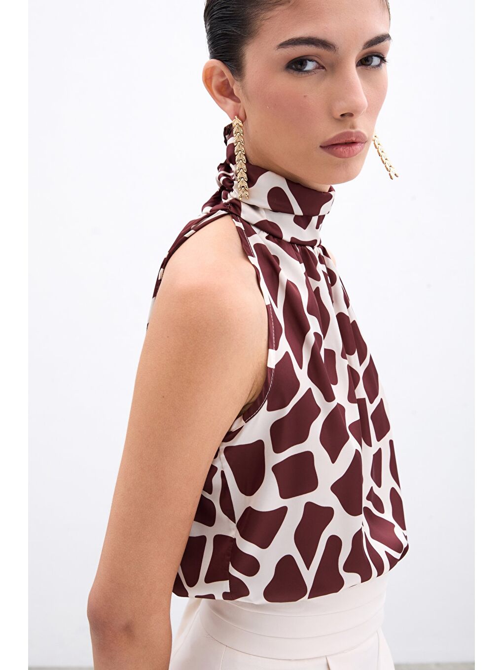 Boğazlı Kolsuz Bluz - Bej-Kahve-4