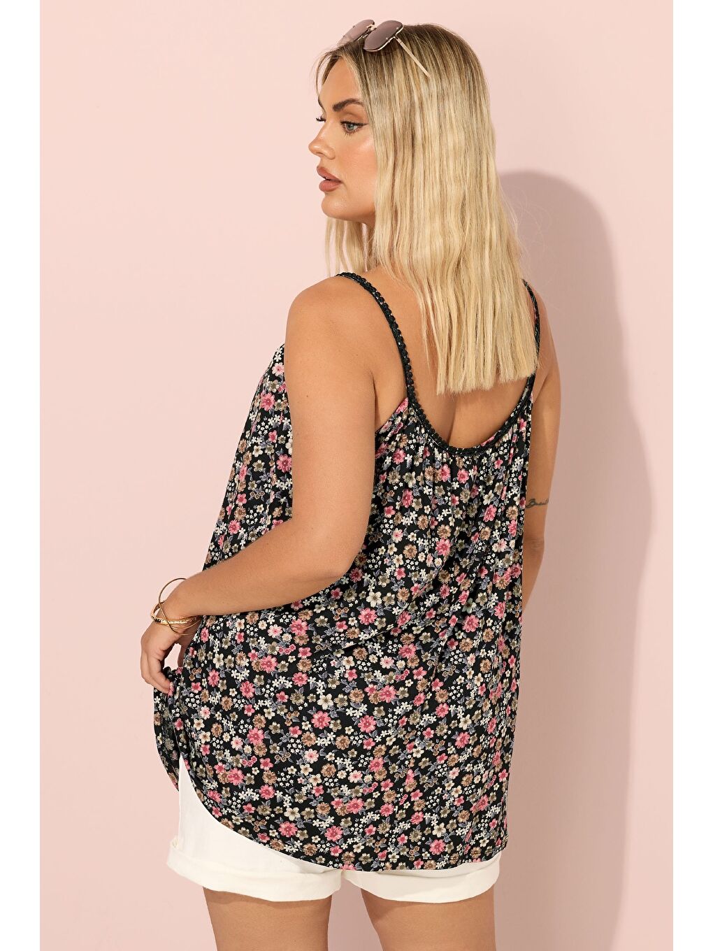 Siyah Büyük Beden Sıfır Kol Yaka Detaylı Çiçek Desenli T-shirt 304240-3