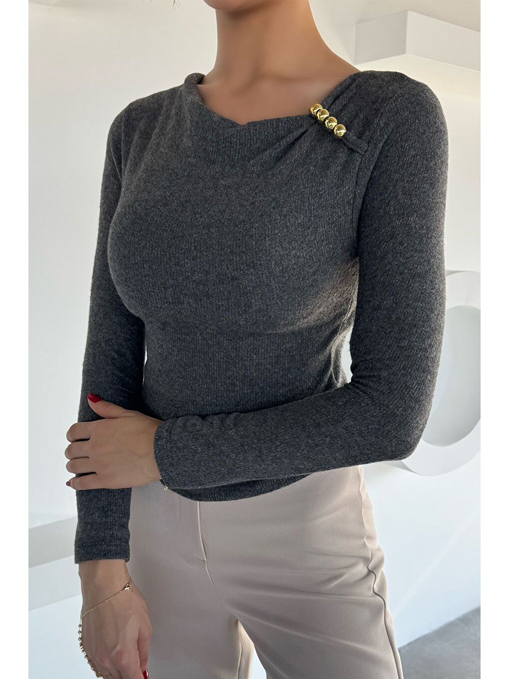 Antrasit Kadın Omuz Aksesuarlı Bluz-1