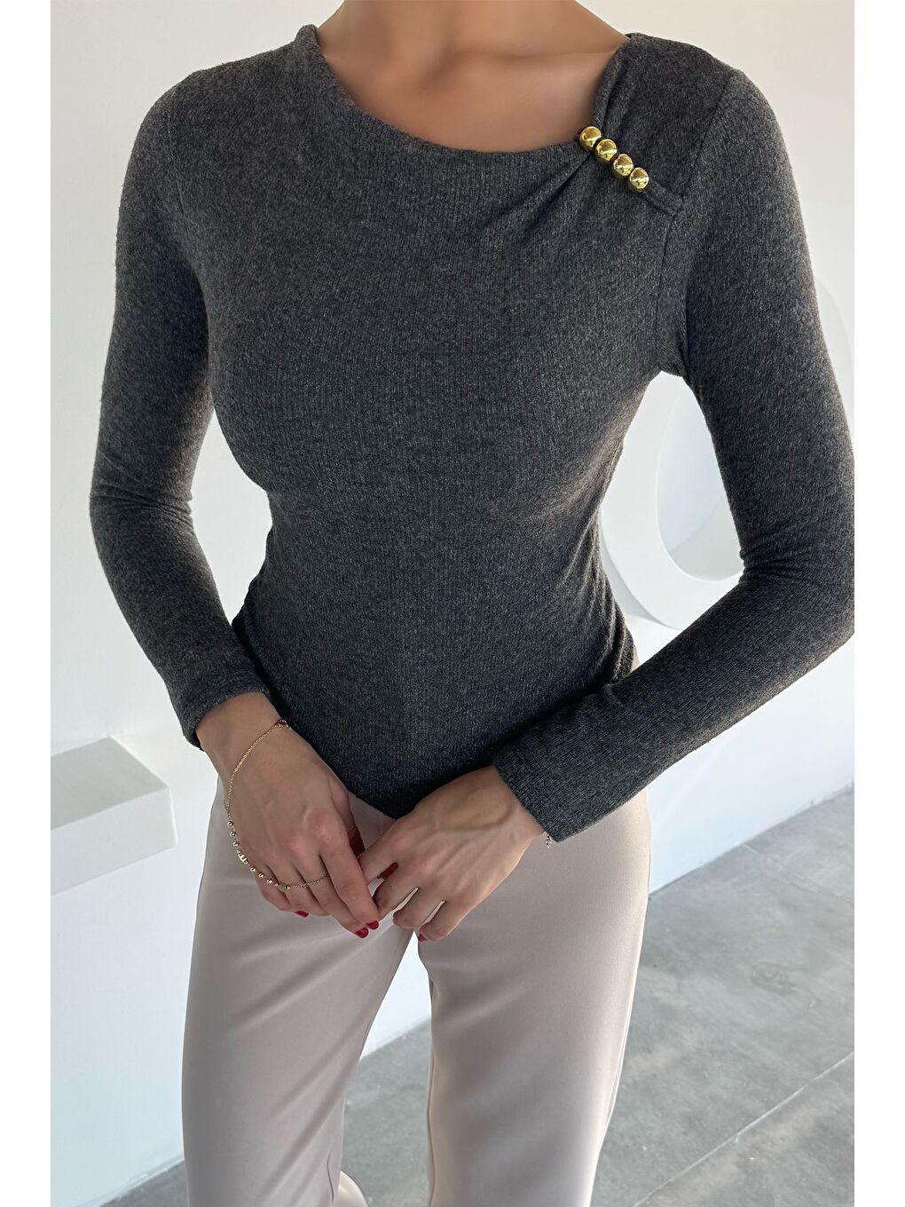 Antrasit Kadın Omuz Aksesuarlı Bluz-2