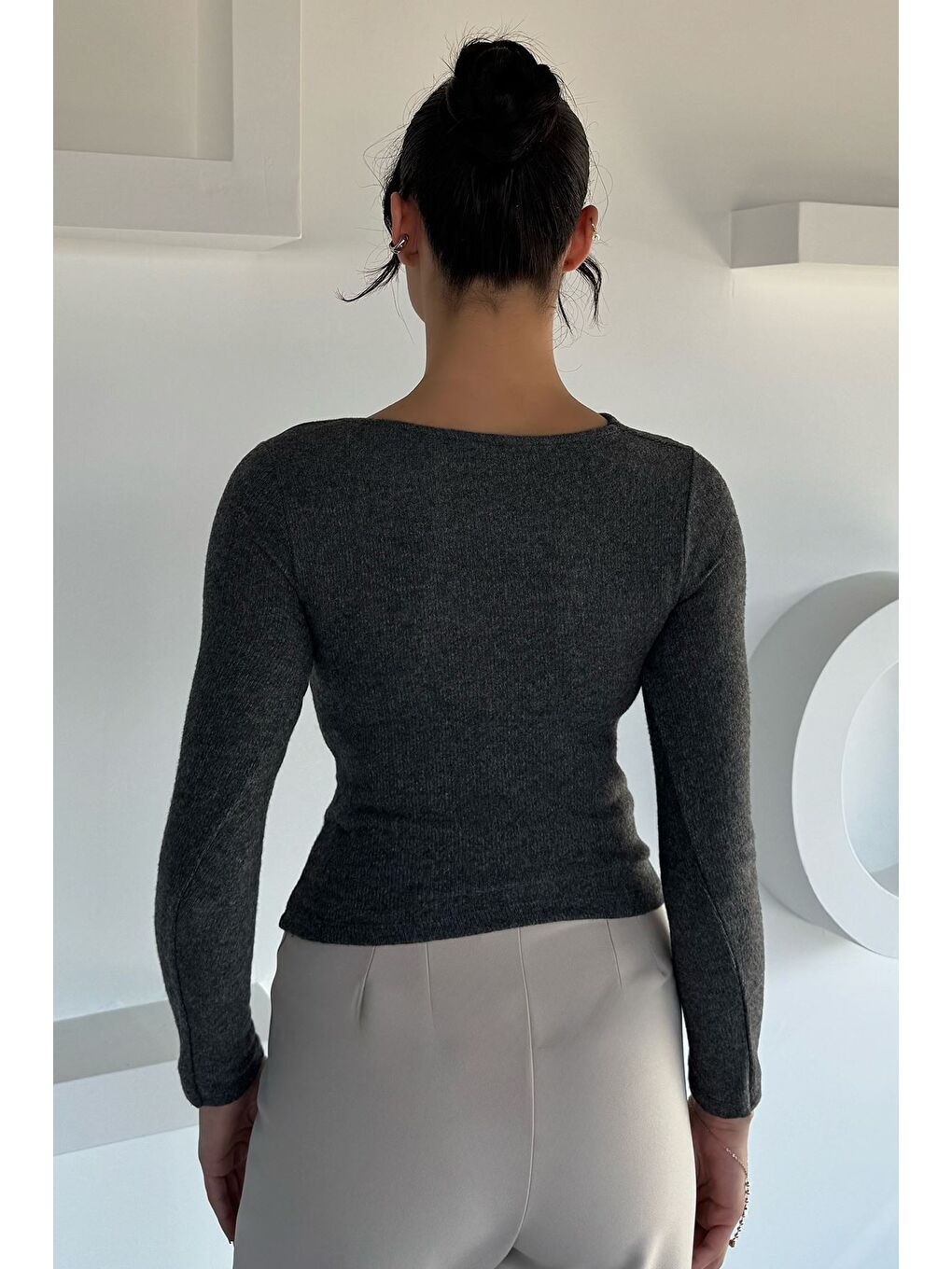 Antrasit Kadın Omuz Aksesuarlı Bluz-3