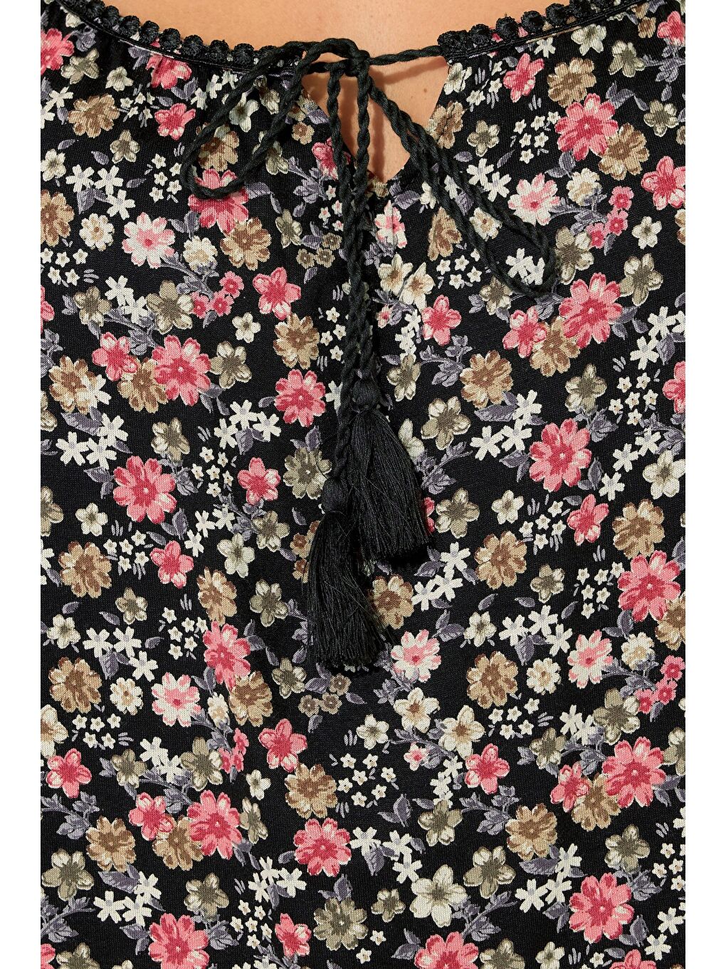 Siyah Büyük Beden Sıfır Kol Yaka Detaylı Çiçek Desenli T-shirt 304240-4