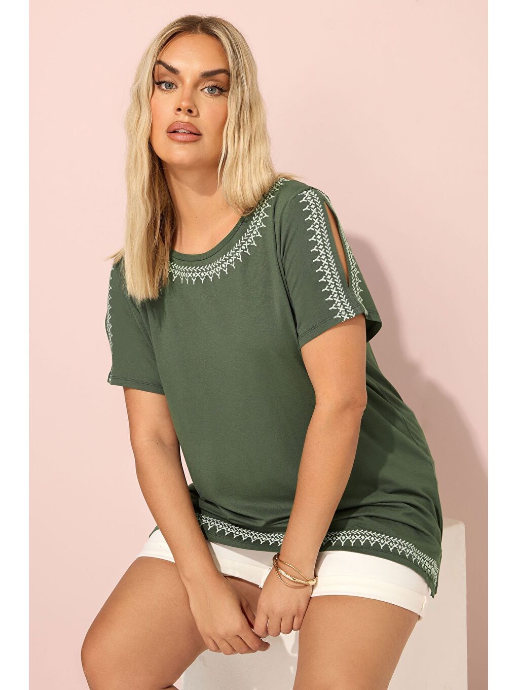 Yeşil Büyük Beden Bisiklet Yaka Kısa Kollu Omuz Detaylı Etnik Nakışlı T-shirt 304228