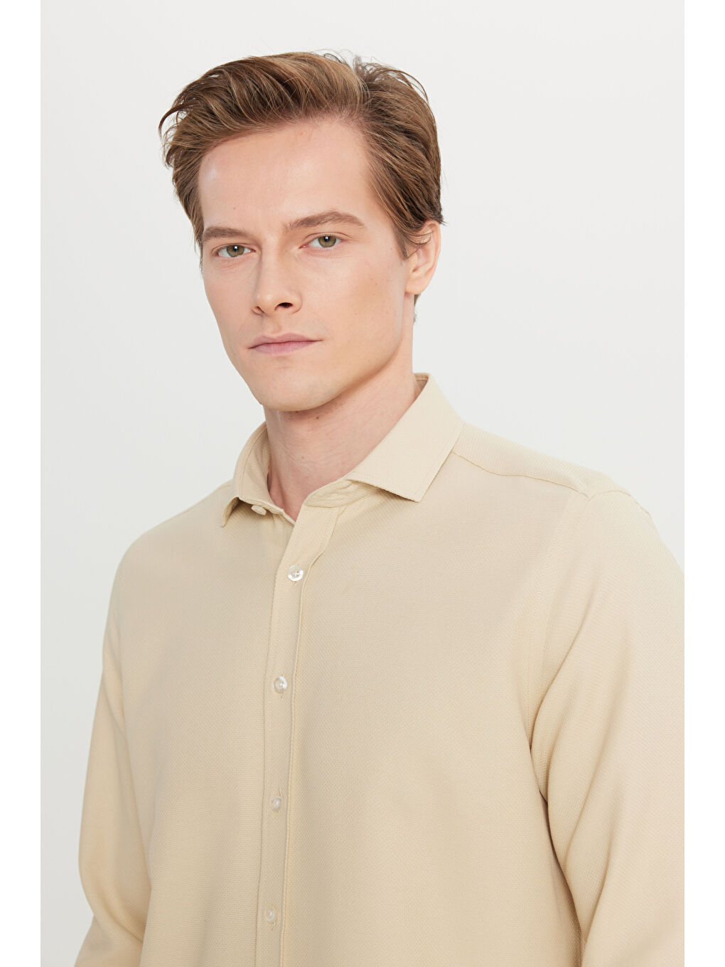 Erkek Bej Pamuklu Tailored Slim Fit Dar Kesim Küçük İtalyan Yaka Armürlü Gömlek-2