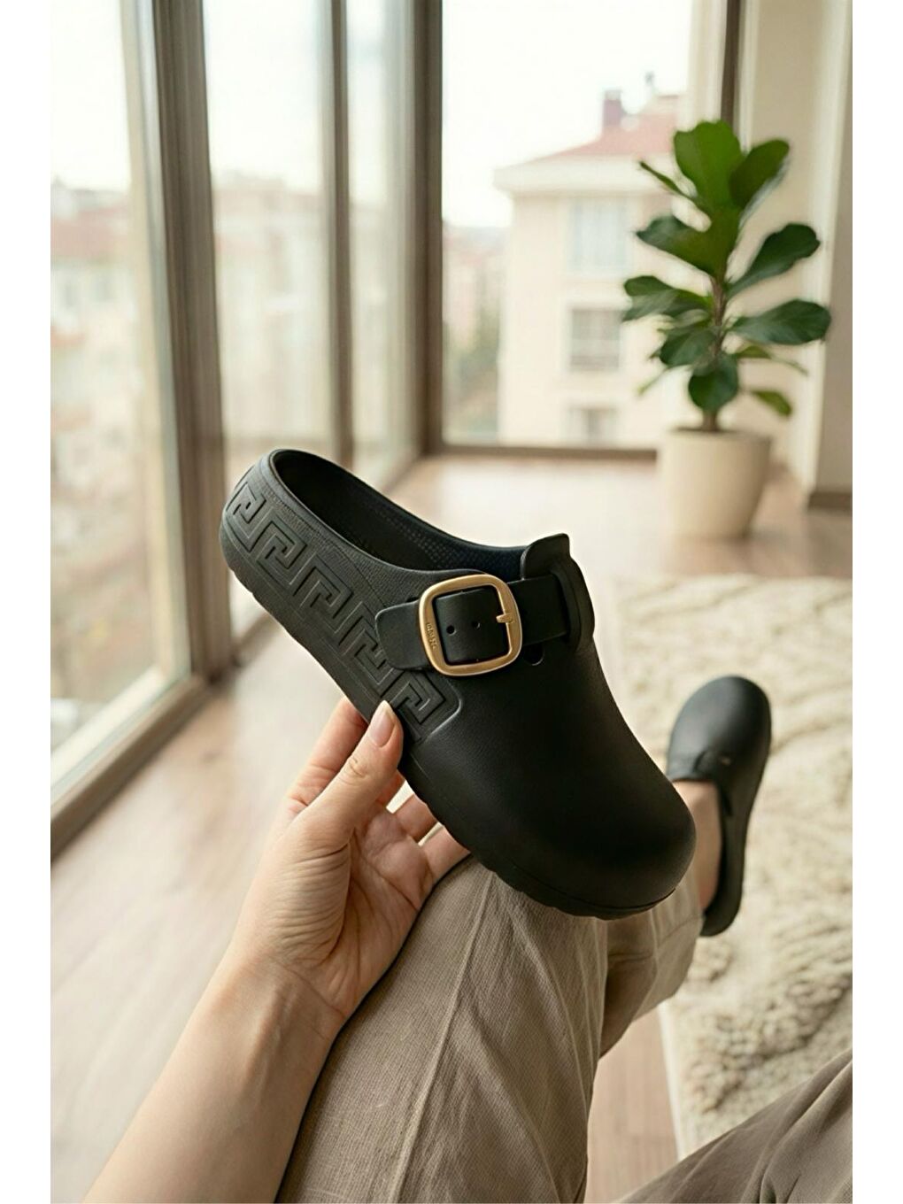 Siyah Lovi Kadın Gold Tokalı Geometrik Desenli Comfort Clog Kadın Terlik Lüks Tasarım-3