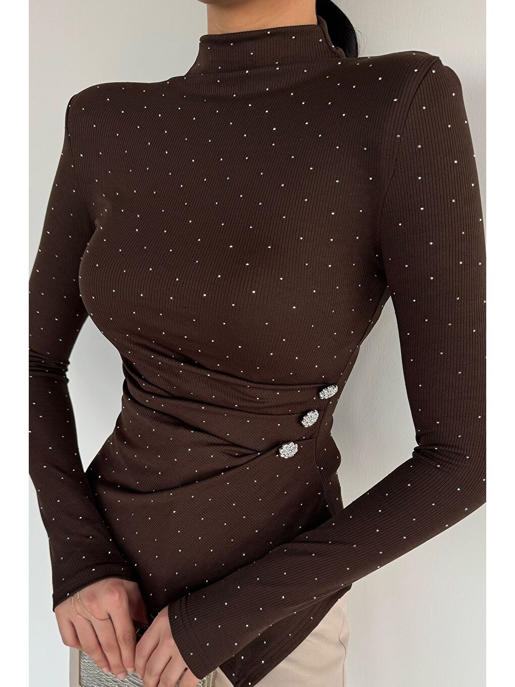 Kahverengi Kadın Dik Yaka Omuz Vatkalı Taşlı Bluz