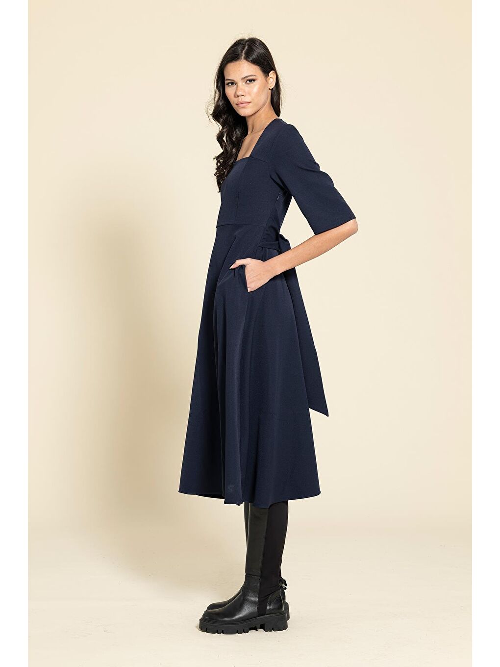 Kare Yaka Kuşaklı Lacivert Elbise-2