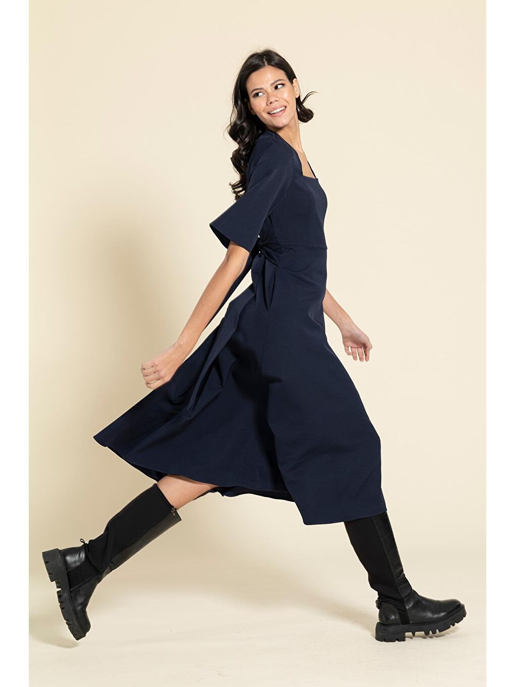 Kare Yaka Kuşaklı Lacivert Elbise-3