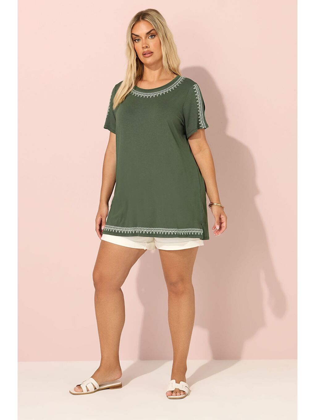 Yeşil Büyük Beden Bisiklet Yaka Kısa Kollu Omuz Detaylı Etnik Nakışlı T-shirt 304228-1