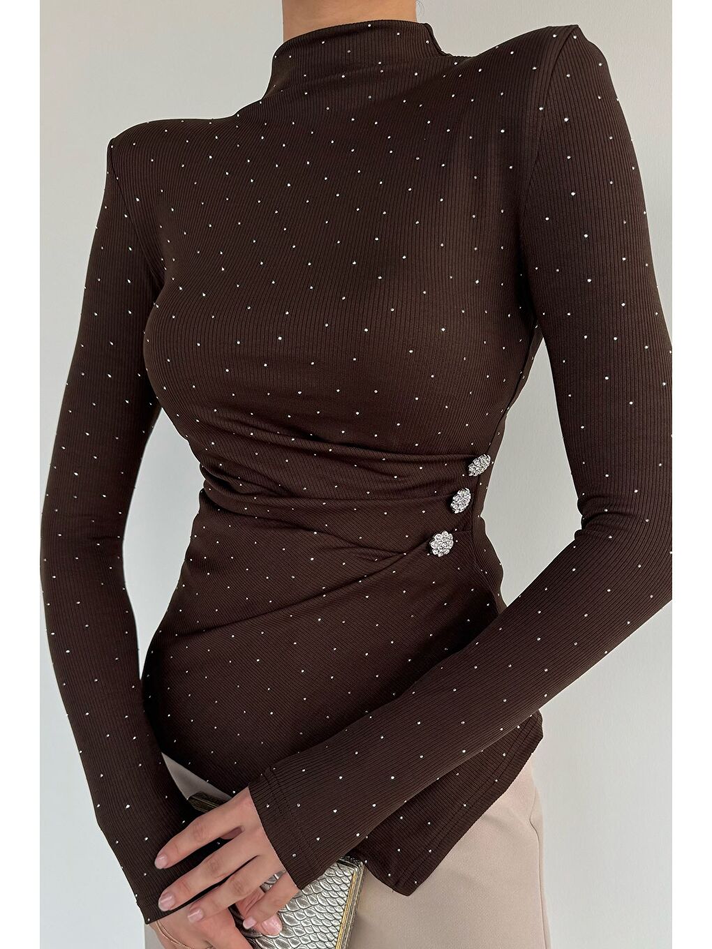 Kahverengi Kadın Dik Yaka Omuz Vatkalı Taşlı Bluz-1