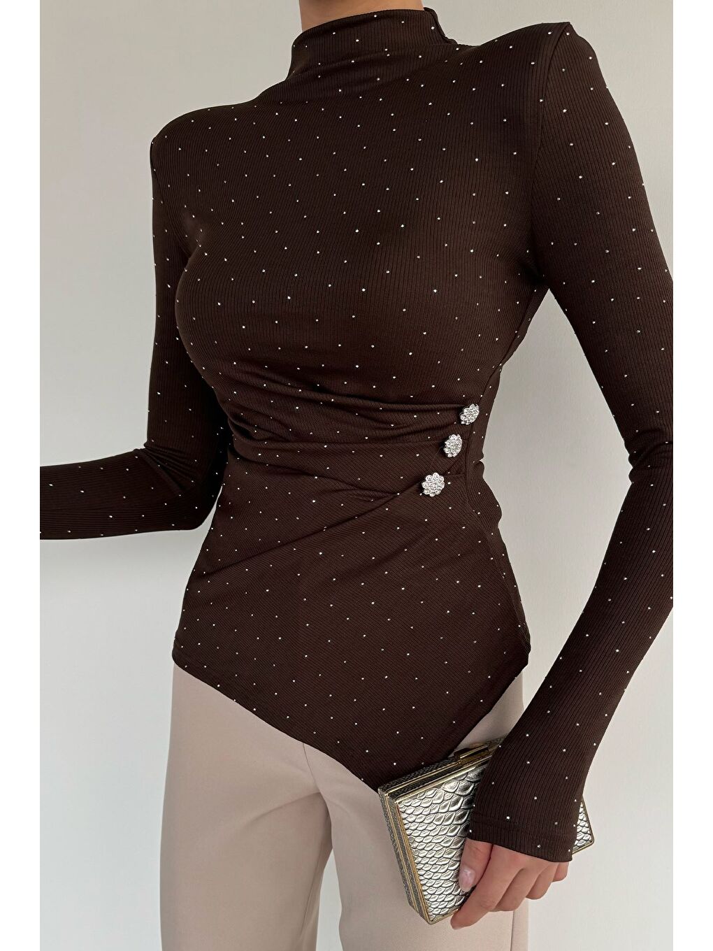 Kahverengi Kadın Dik Yaka Omuz Vatkalı Taşlı Bluz-2