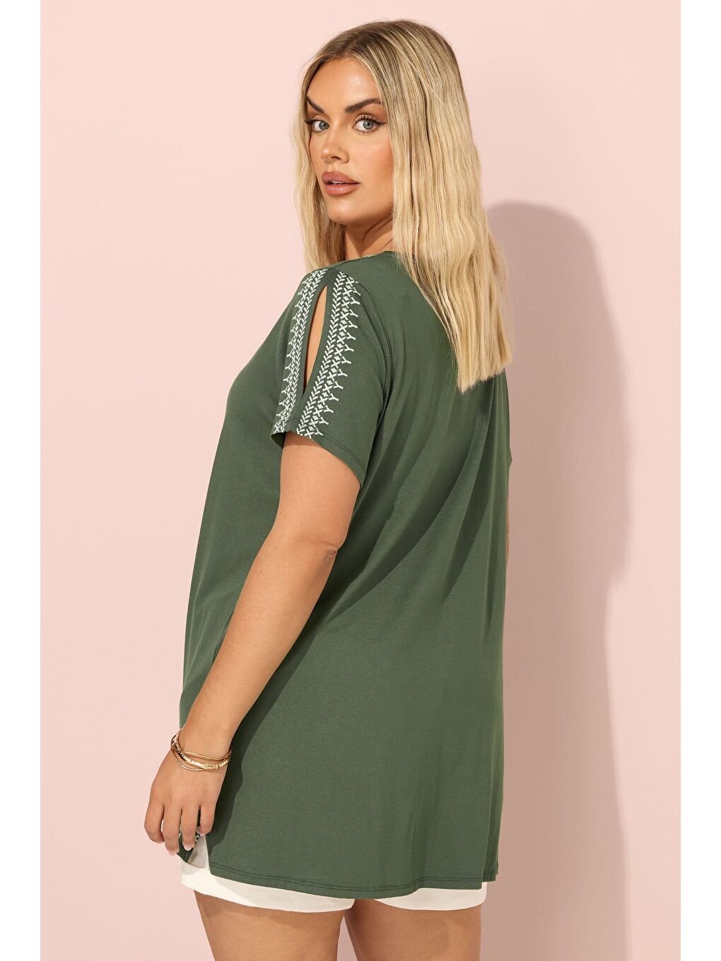 Yeşil Büyük Beden Bisiklet Yaka Kısa Kollu Omuz Detaylı Etnik Nakışlı T-shirt 304228-3