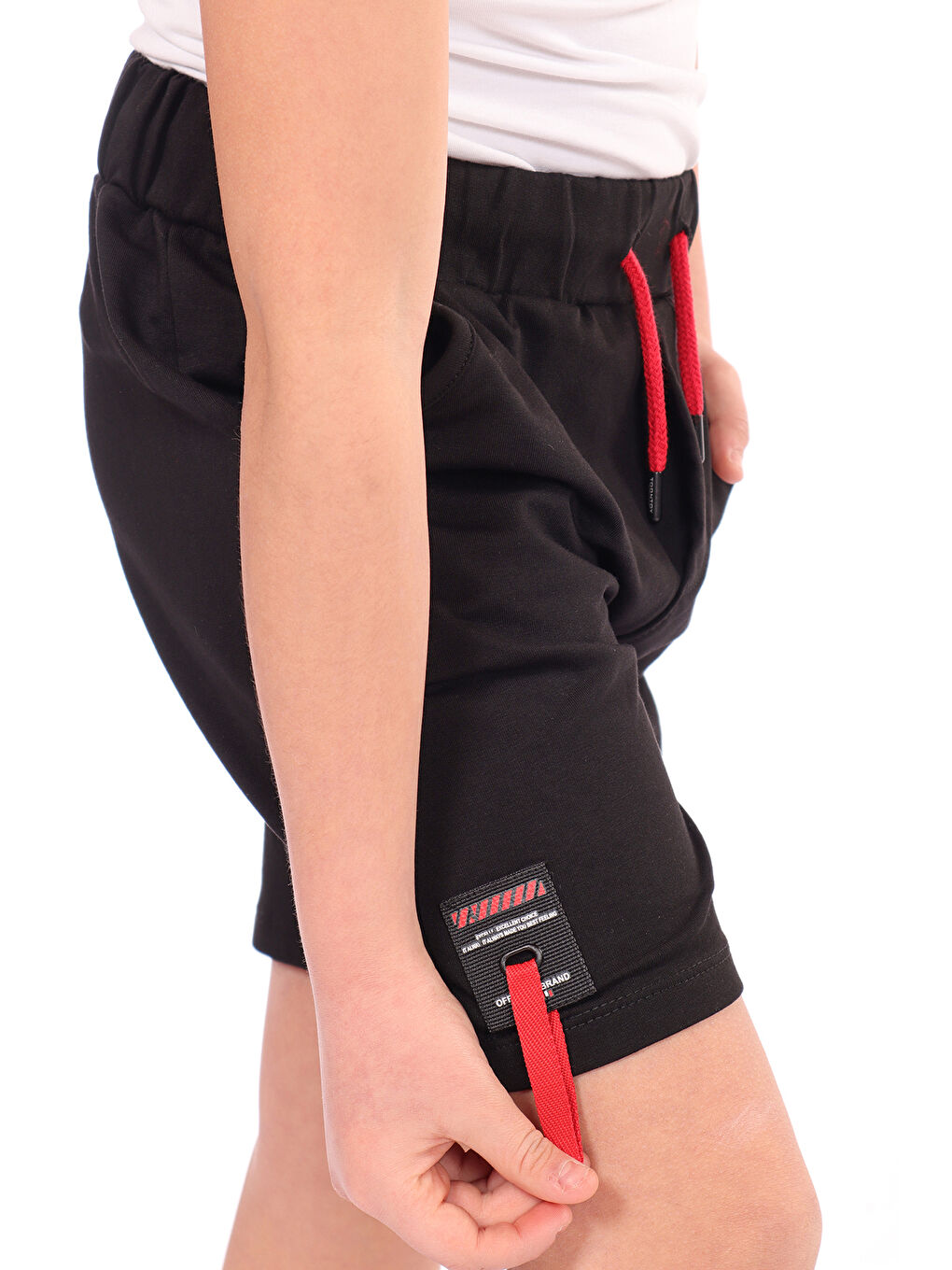 Siyah Erkek Çocuk Paça Kısmı Armalı Şort-1