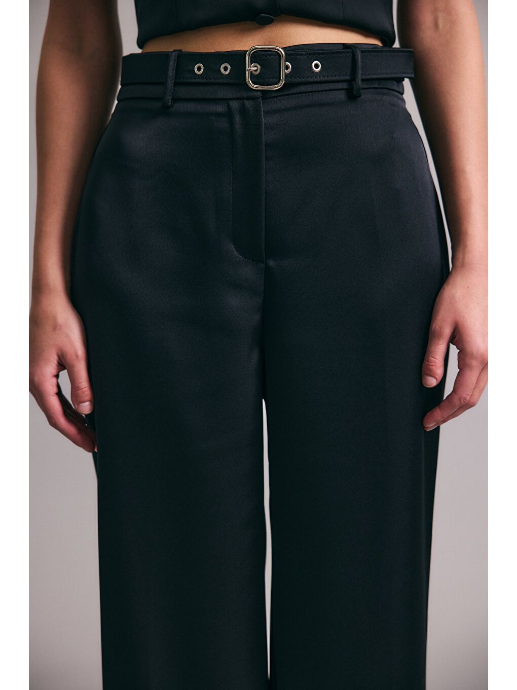 Kemer Detaylı Saten Pantolon - Siyah-5
