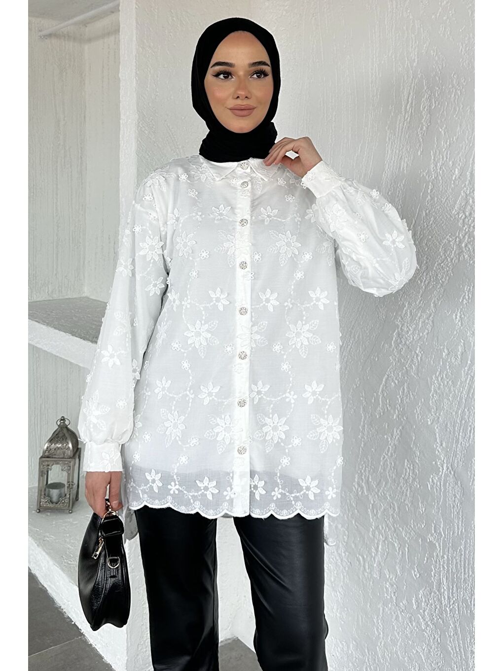 Beyaz Gülseli Çiçek Desenli Tesettür Gömlek