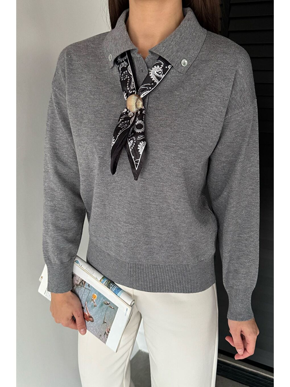 Gri Kadın Polo Yaka Fularlı Ve Broşlu Triko Bluz-1