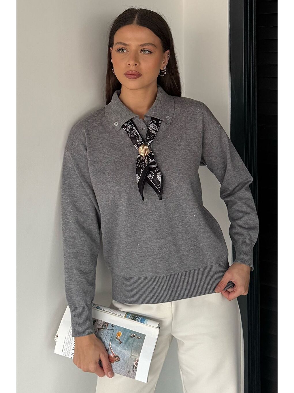 Gri Kadın Polo Yaka Fularlı Ve Broşlu Triko Bluz-2