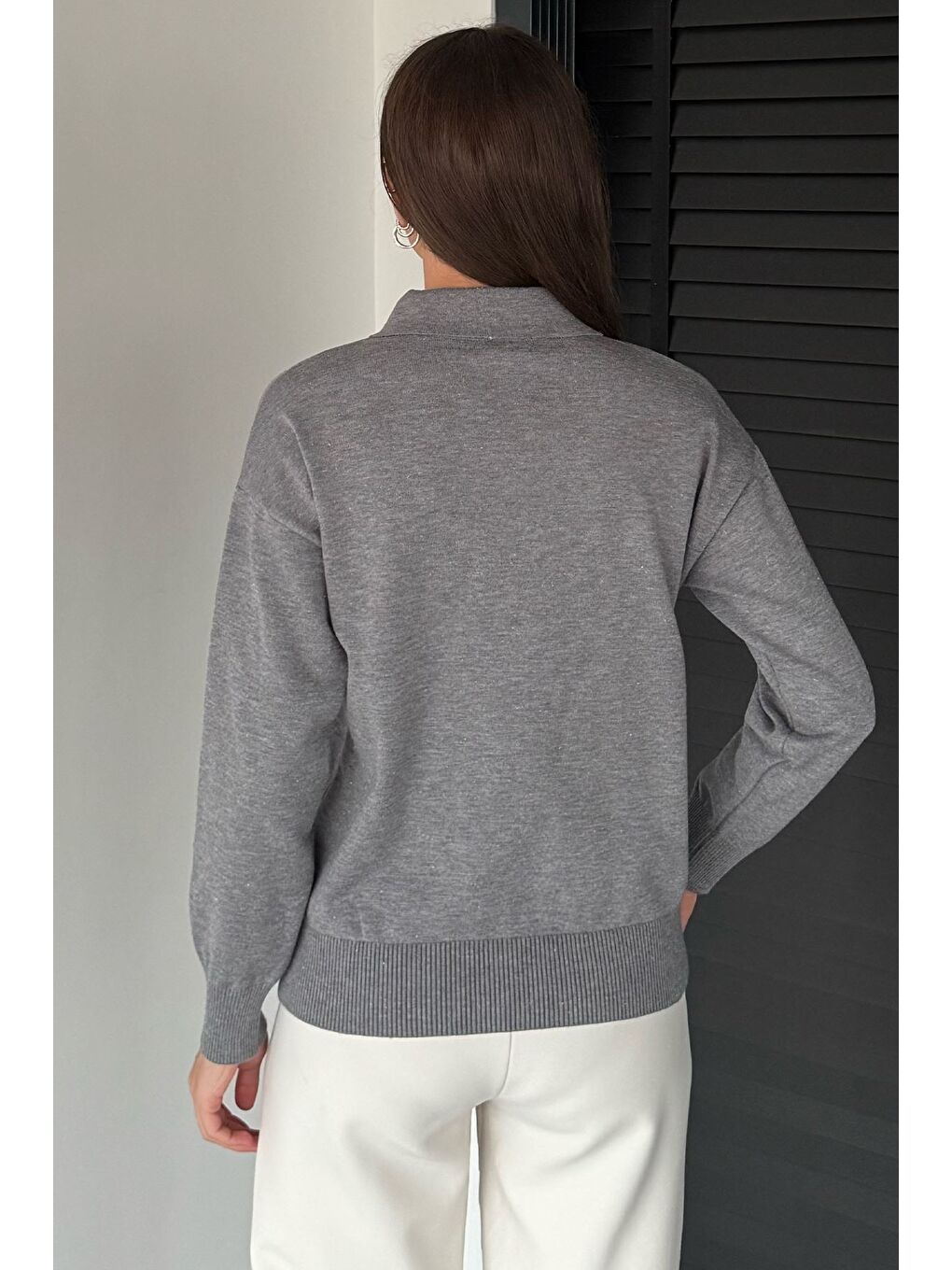 Gri Kadın Polo Yaka Fularlı Ve Broşlu Triko Bluz-3