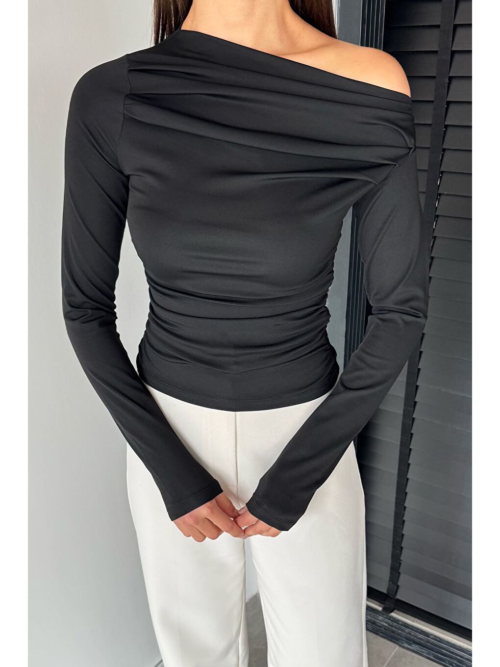 Siyah Bel Büzgülü Asimetrik Kesim Kadın Bluz-1