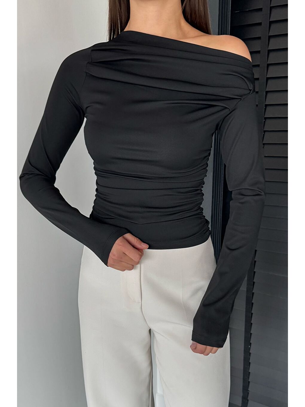 Siyah Bel Büzgülü Asimetrik Kesim Kadın Bluz-2