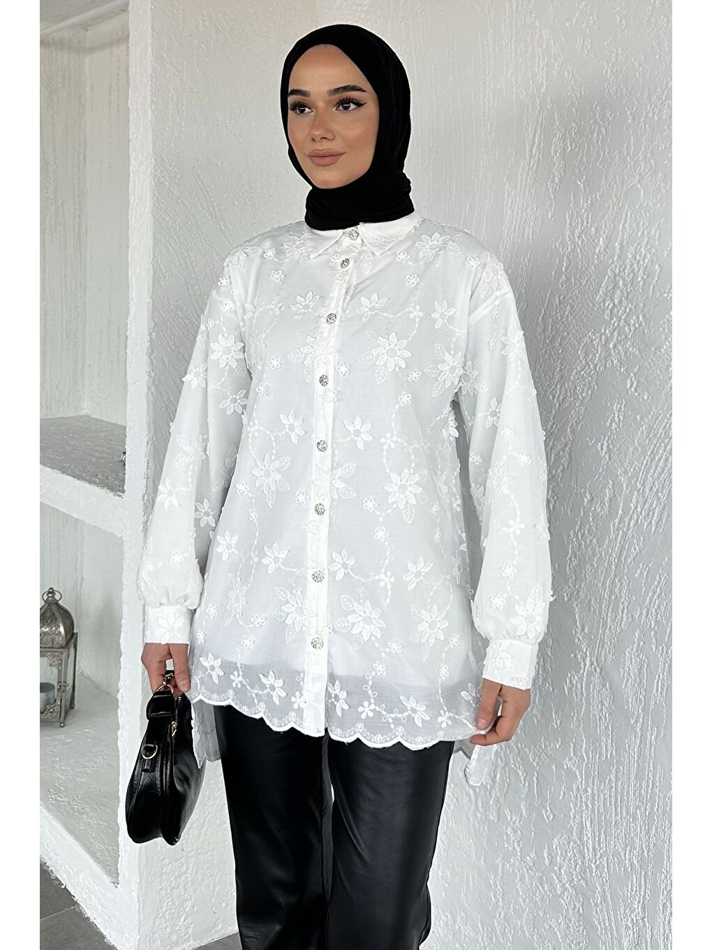 Beyaz Gülseli Çiçek Desenli Tesettür Gömlek-3