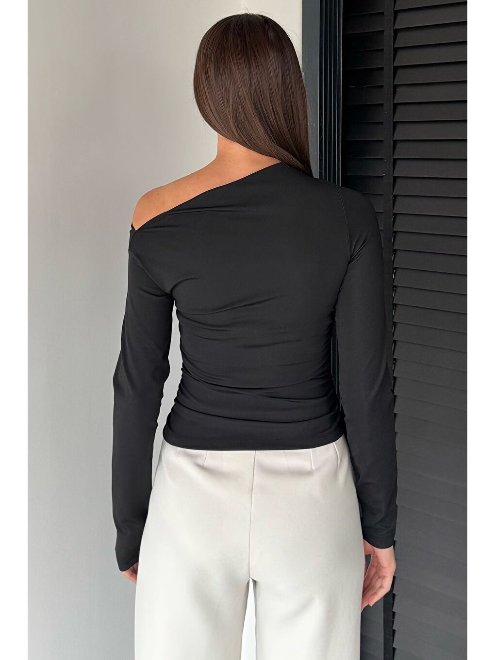 Siyah Bel Büzgülü Asimetrik Kesim Kadın Bluz-3