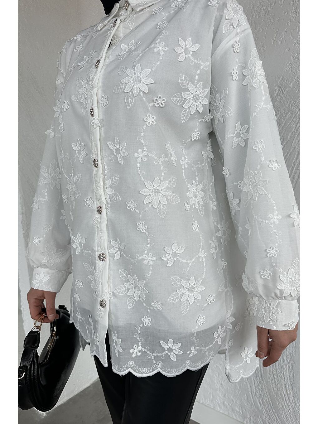 Beyaz Gülseli Çiçek Desenli Tesettür Gömlek-7