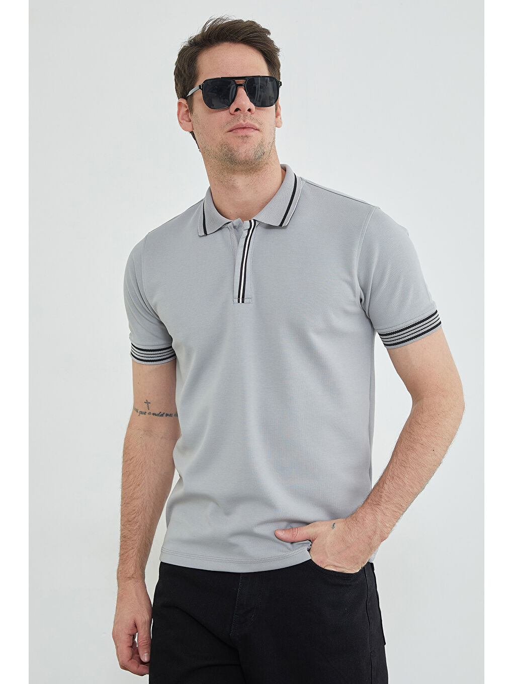 Gri Yarım Fermuarlı Çizgili Polo Yaka Tişört-4