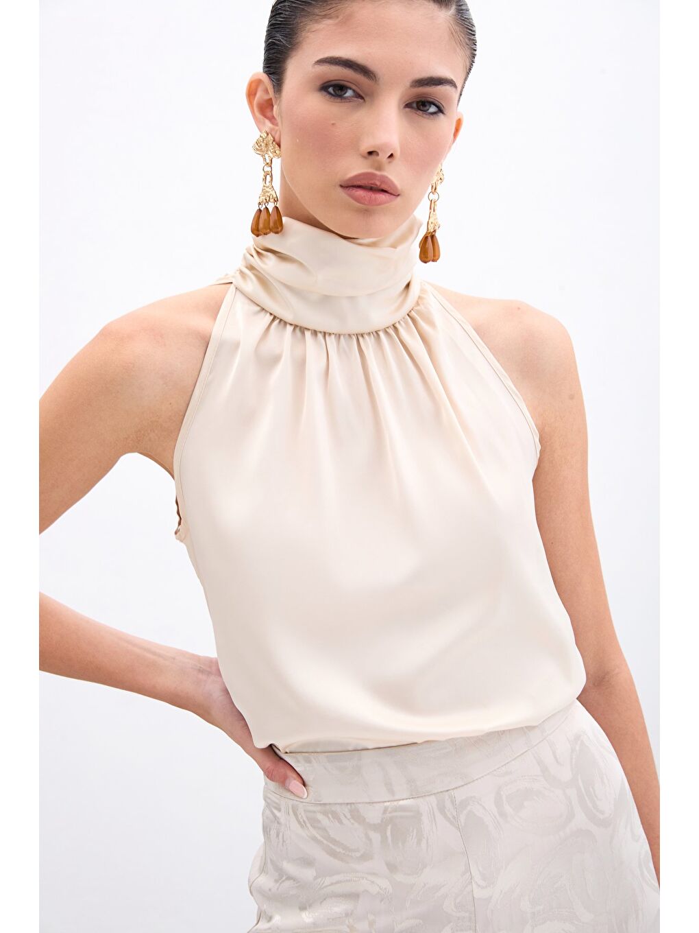 Boğazlı Kolsuz Bluz - Bej-3