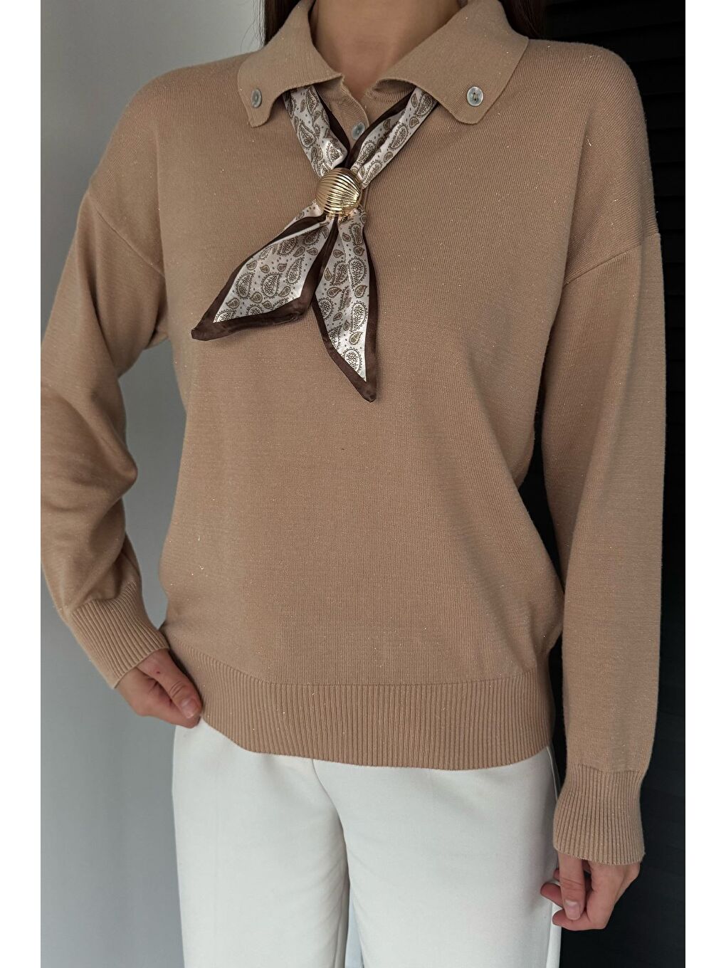 Bej Kadın Polo Yaka Fularlı Ve Broşlu Triko Bluz