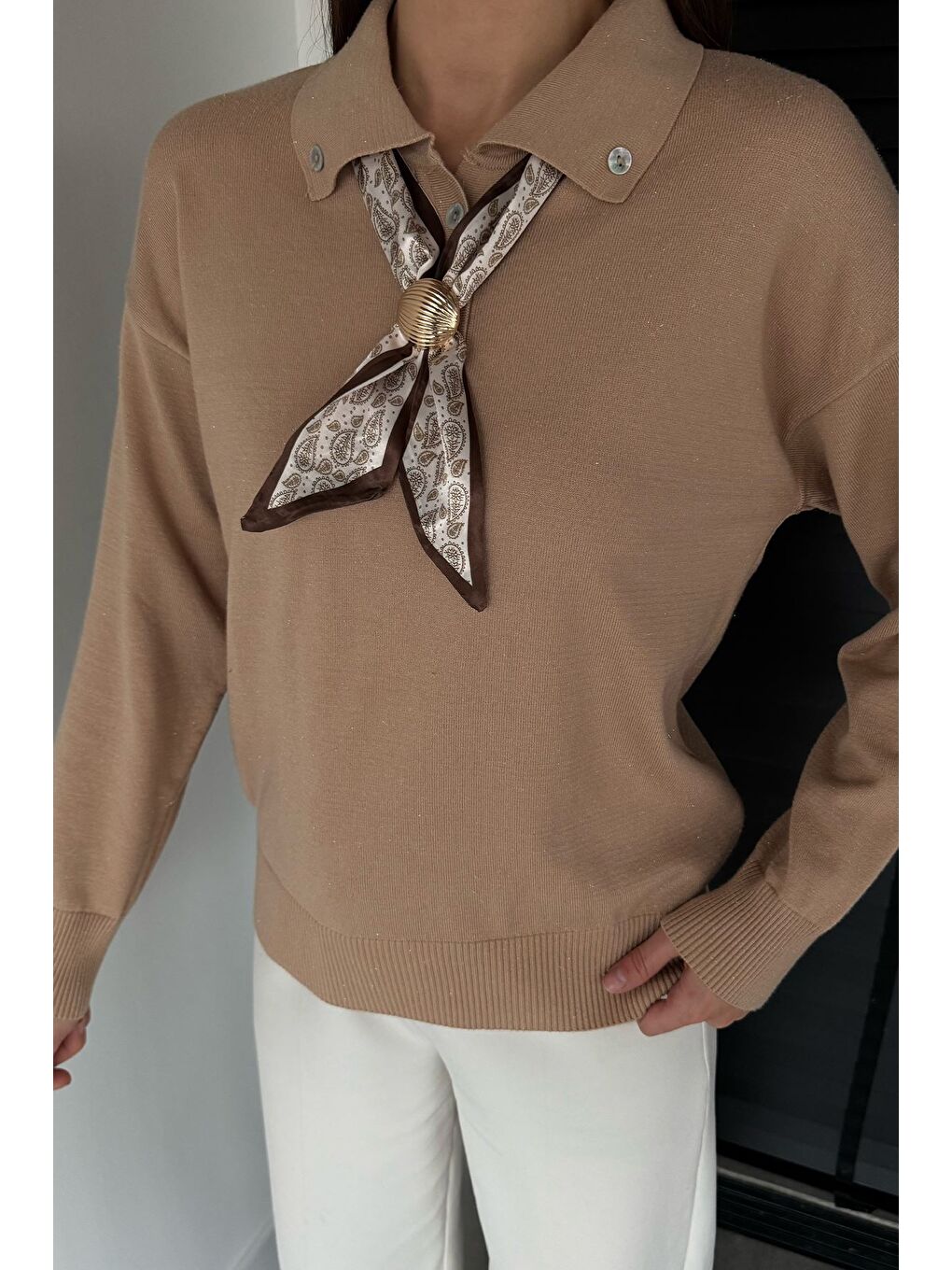 Bej Kadın Polo Yaka Fularlı Ve Broşlu Triko Bluz-1