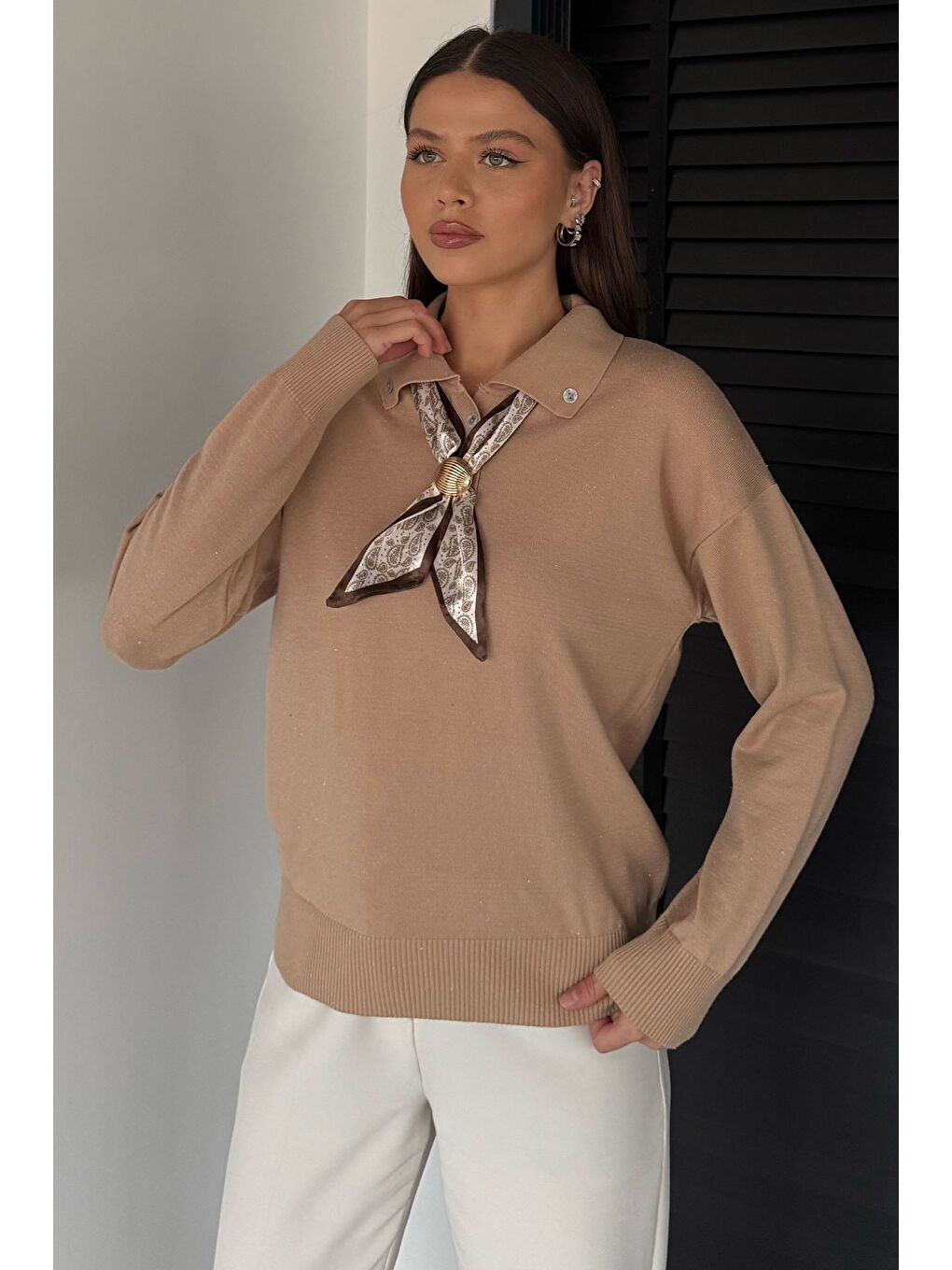 Bej Kadın Polo Yaka Fularlı Ve Broşlu Triko Bluz-2