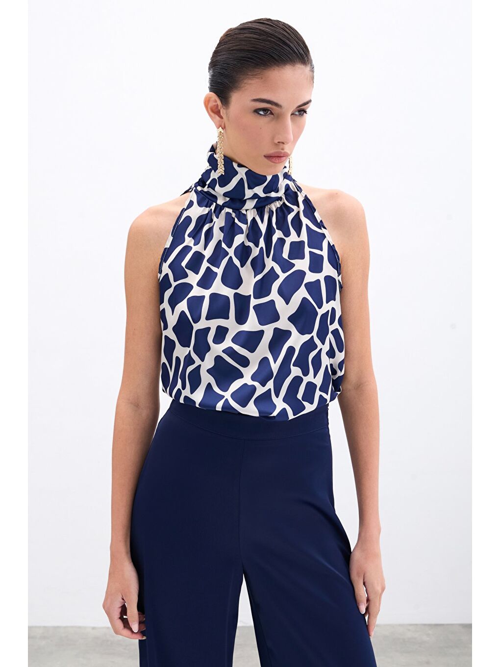 Boğazlı Kolsuz Bluz - Bej-Lacivert-1