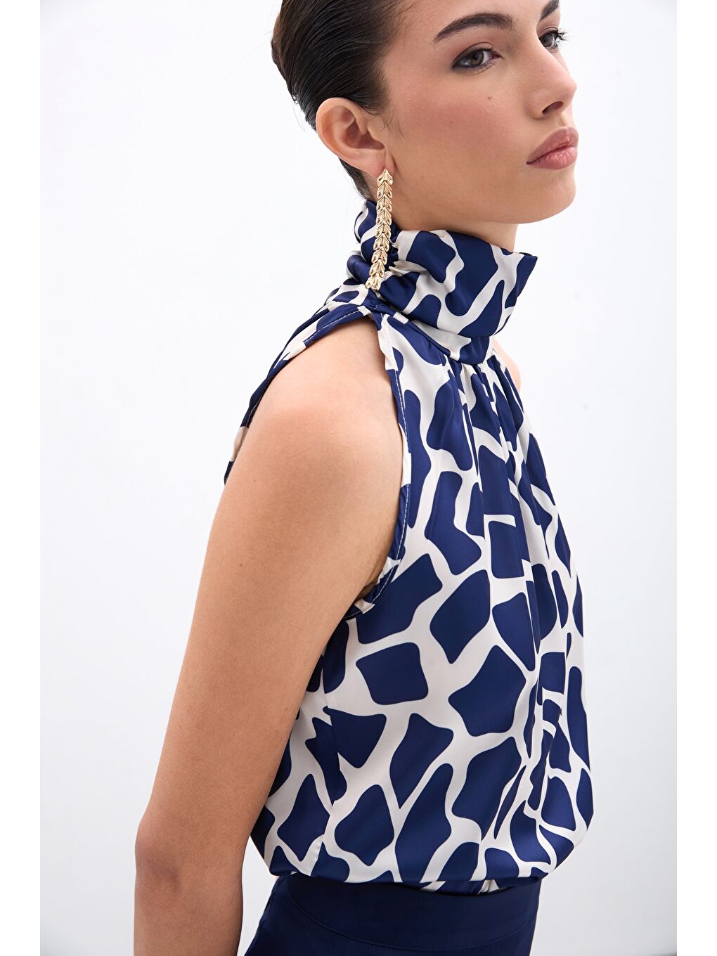 Boğazlı Kolsuz Bluz - Bej-Lacivert-2