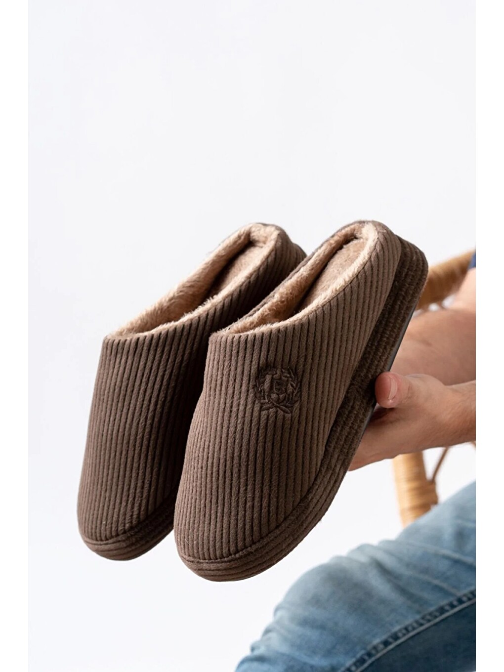 Kahverengi Unisex Nakışlı Kadife Ev Terliği