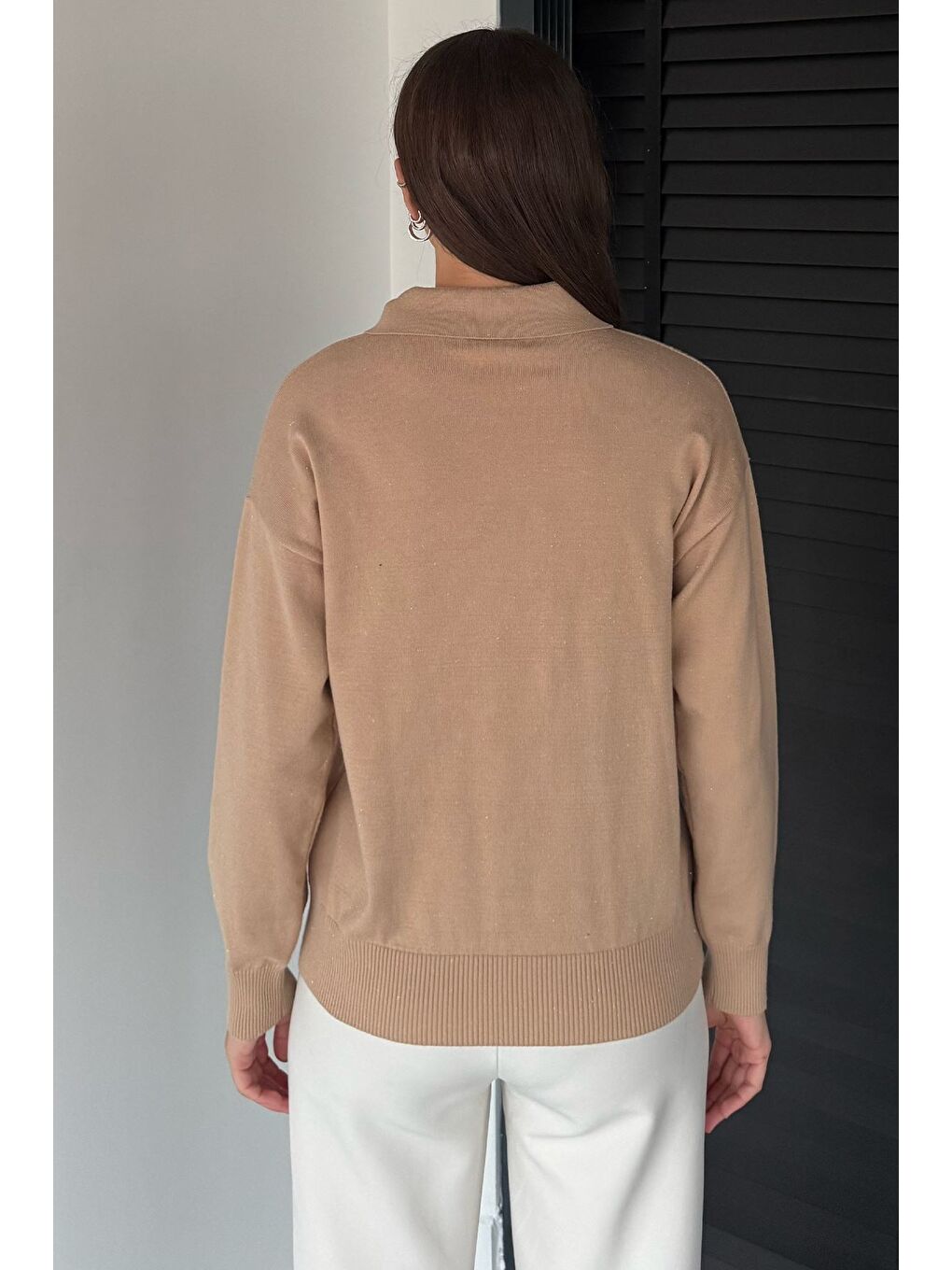 Bej Kadın Polo Yaka Fularlı Ve Broşlu Triko Bluz-3