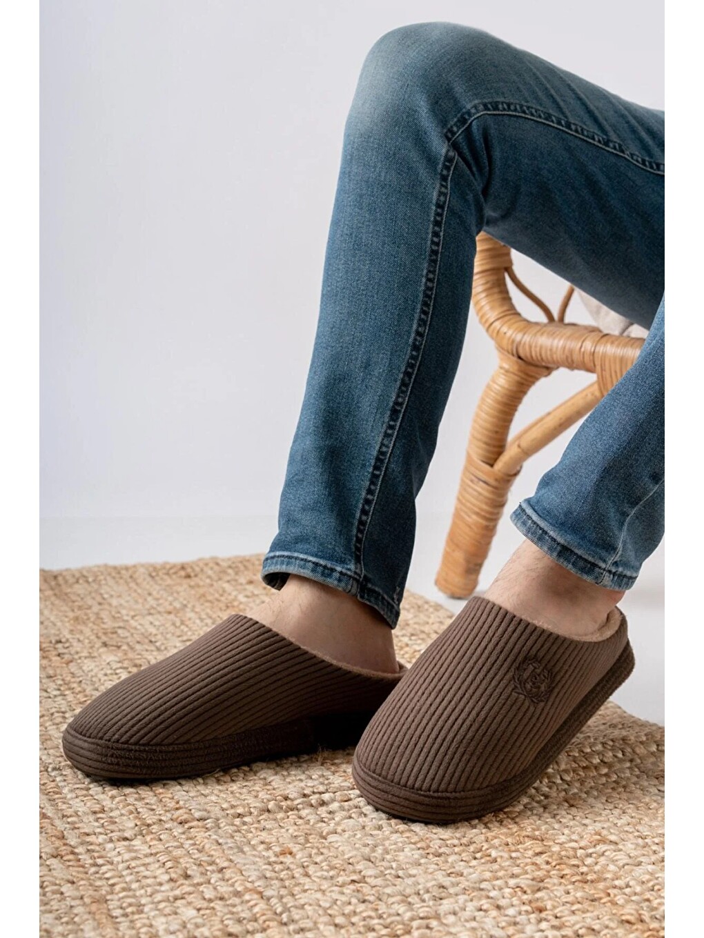 Kahverengi Unisex Nakışlı Kadife Ev Terliği-1