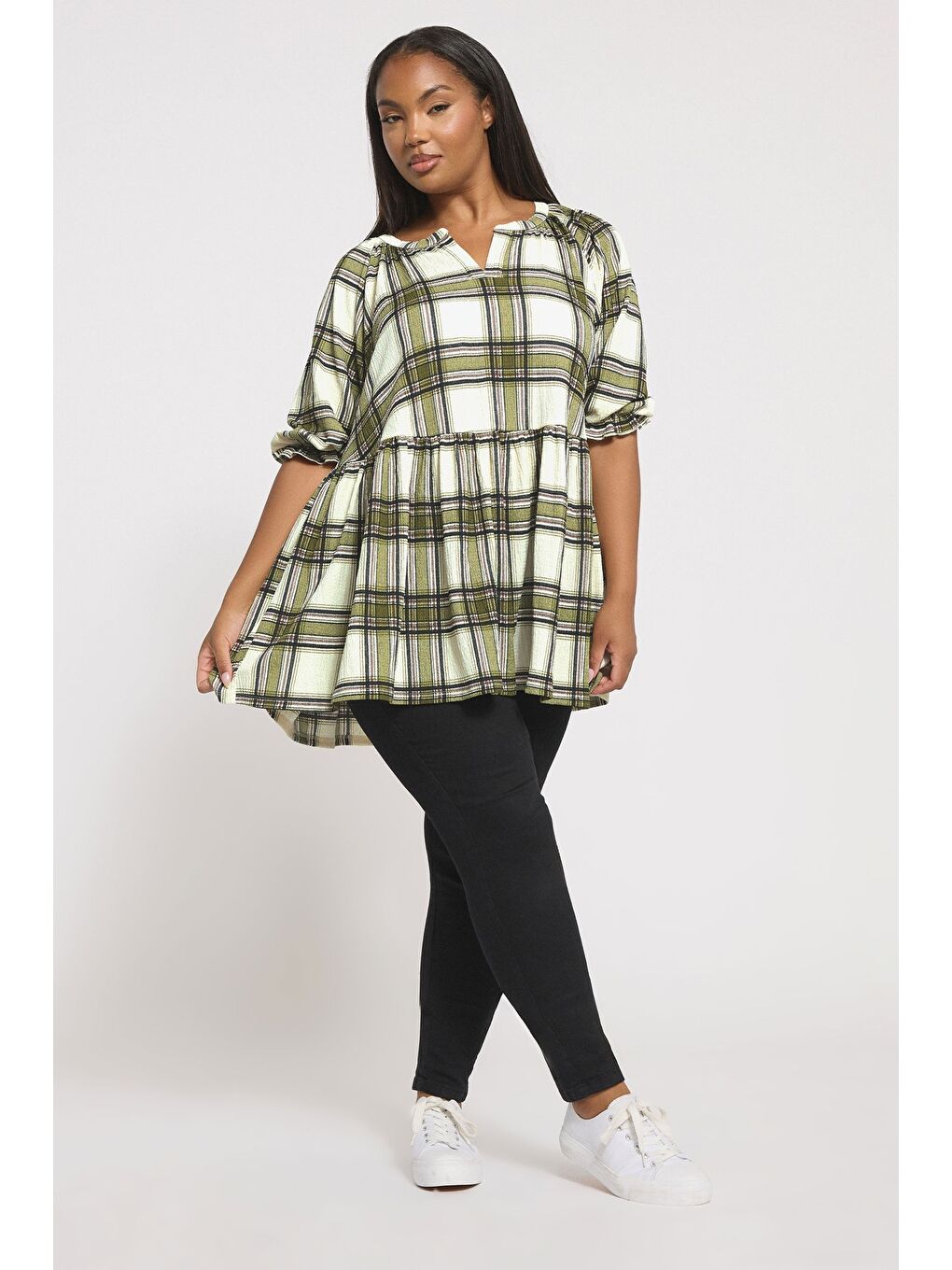 Bej Büyük Beden Kısa Kollu V Yaka Fırfırlı Beli Lastikli Kareli T-shirt 322964-1