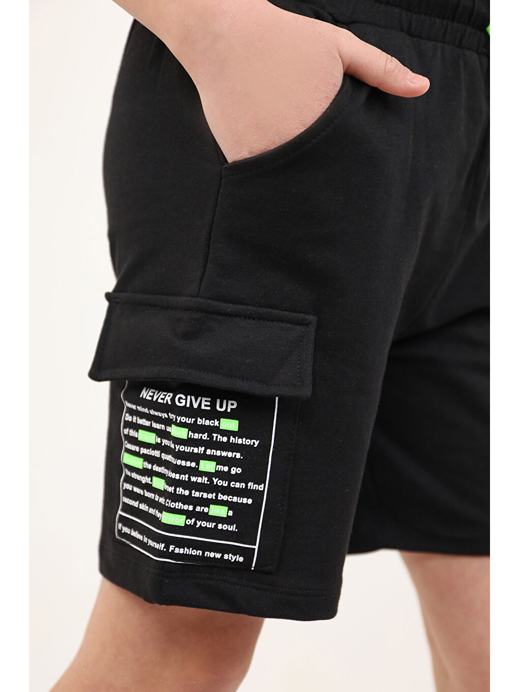 Siyah Erkek Çocuk Cepleri Yazı Baskılı Şort-1